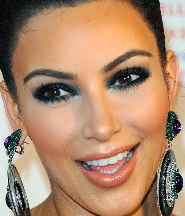 http://www.pausaparafeminices.com/pausawp/wp-content/uploads/2012/07/kim-kardashian-makeup-green.jpg