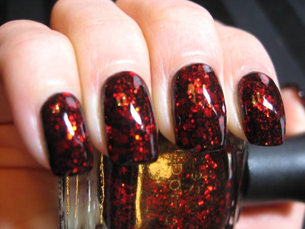 Foto: http://polishedcasual.blogspot.com.br/2011/02/my-valentines-day-manicure-deborah.html