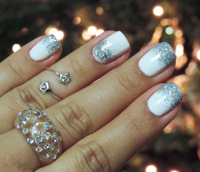 Esmalte branco e ombré glitter prata nas unhas de Réveillon » Pausa para Feminices