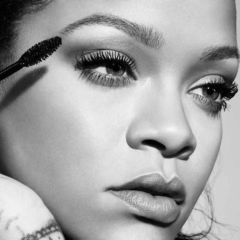 Rihanna lança a primeira máscara de cílios da Fenty Beauty